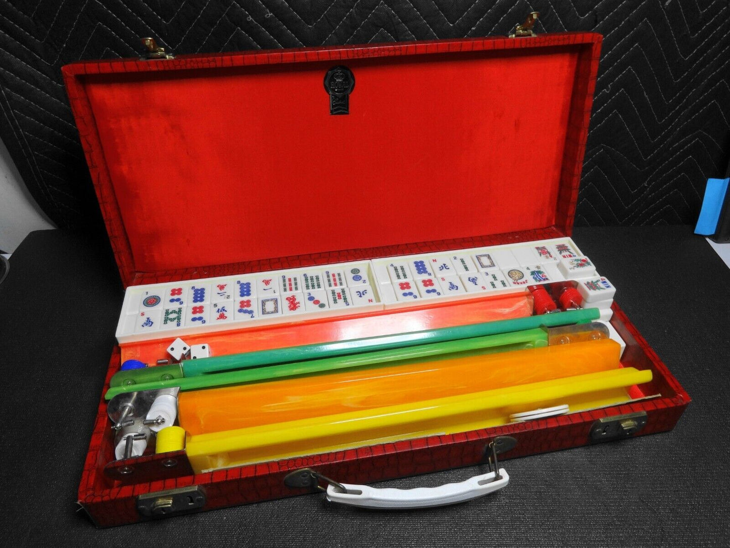 VINTAGE ROYAL BRAND BY CRISLOID BAKELITE MAH JONGG SET WITH 5 BAKELITE RACKS