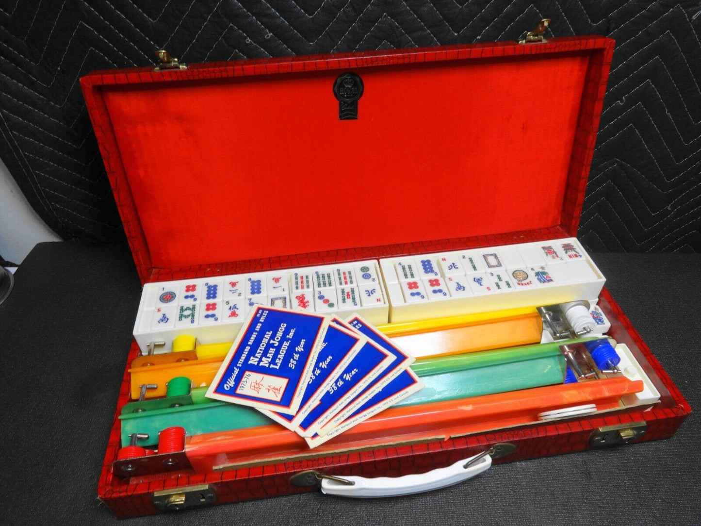 VINTAGE ROYAL BRAND BY CRISLOID BAKELITE MAH JONGG SET WITH 5 BAKELITE RACKS