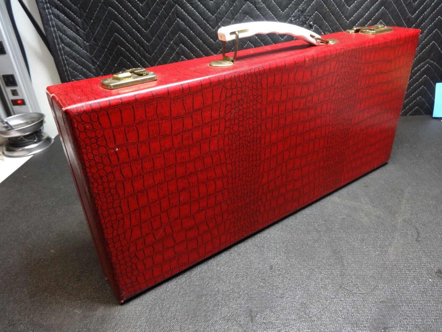 VINTAGE ROYAL BRAND BY CRISLOID BAKELITE MAH JONGG SET WITH 5 BAKELITE RACKS