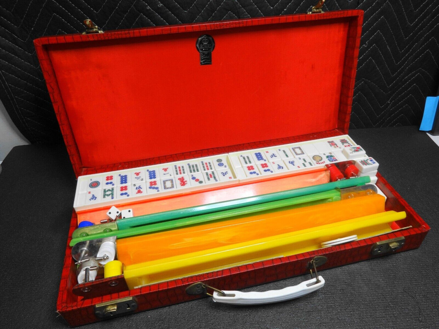 VINTAGE ROYAL BRAND BY CRISLOID BAKELITE MAH JONGG SET WITH 5 BAKELITE RACKS