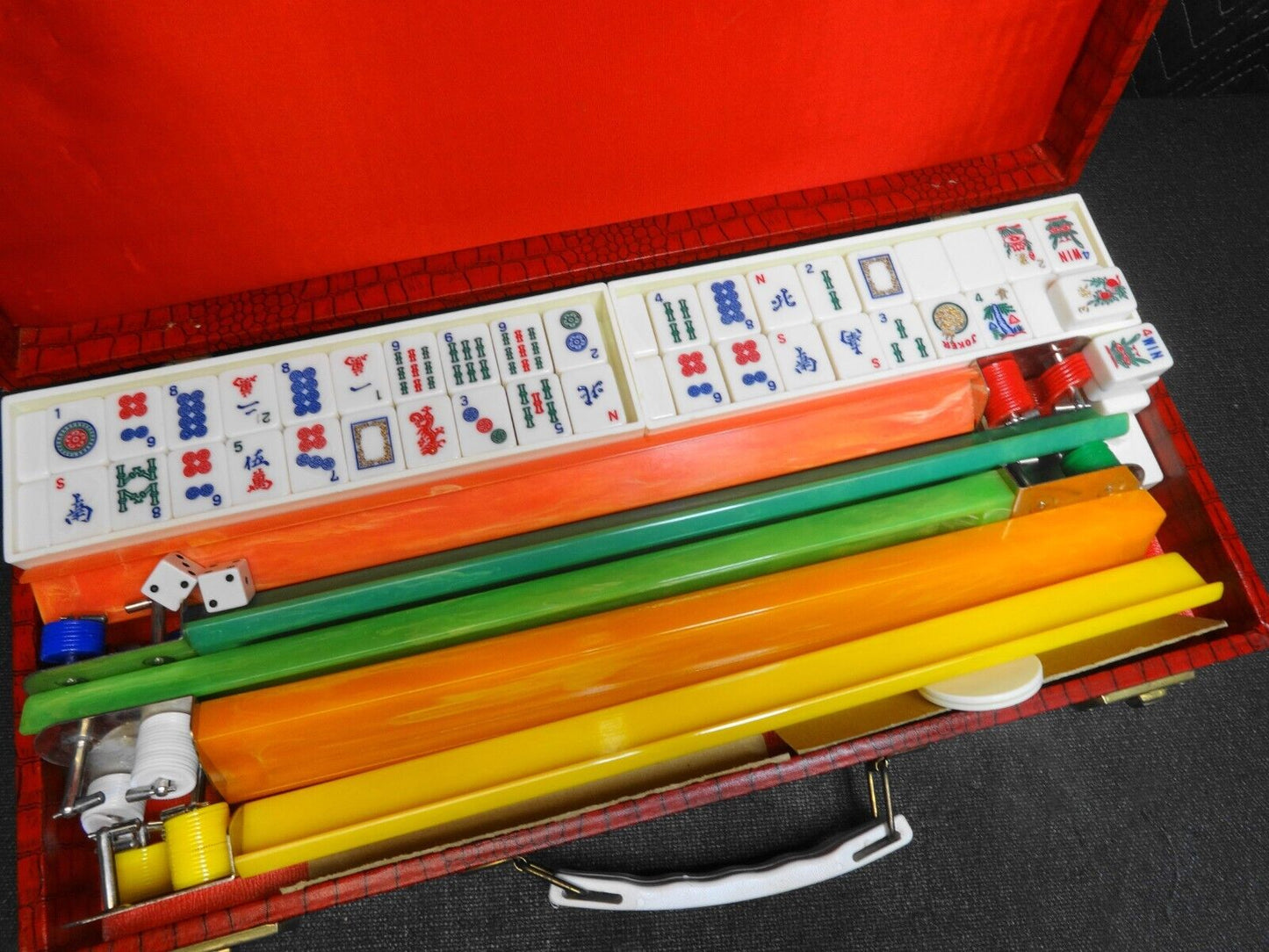 VINTAGE ROYAL BRAND BY CRISLOID BAKELITE MAH JONGG SET WITH 5 BAKELITE RACKS