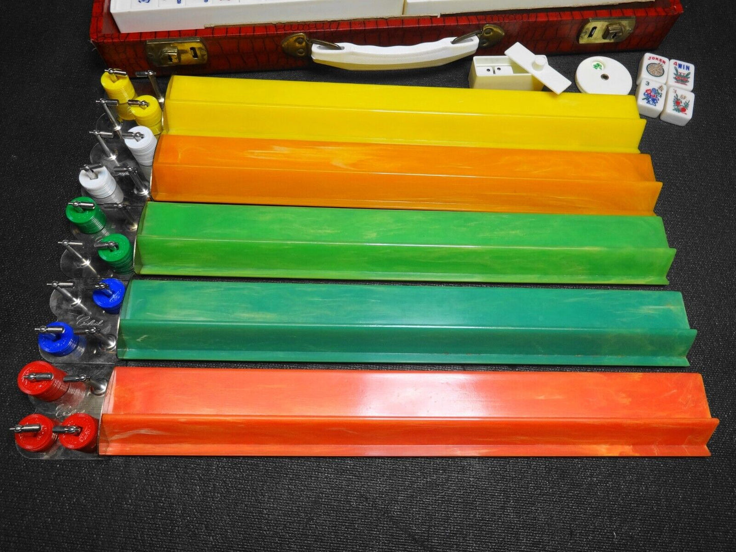 VINTAGE ROYAL BRAND BY CRISLOID BAKELITE MAH JONGG SET WITH 5 BAKELITE RACKS