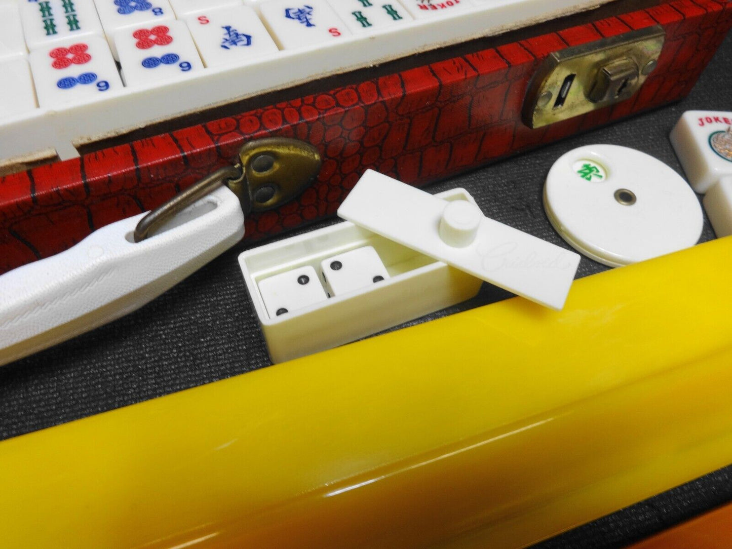 VINTAGE ROYAL BRAND BY CRISLOID BAKELITE MAH JONGG SET WITH 5 BAKELITE RACKS