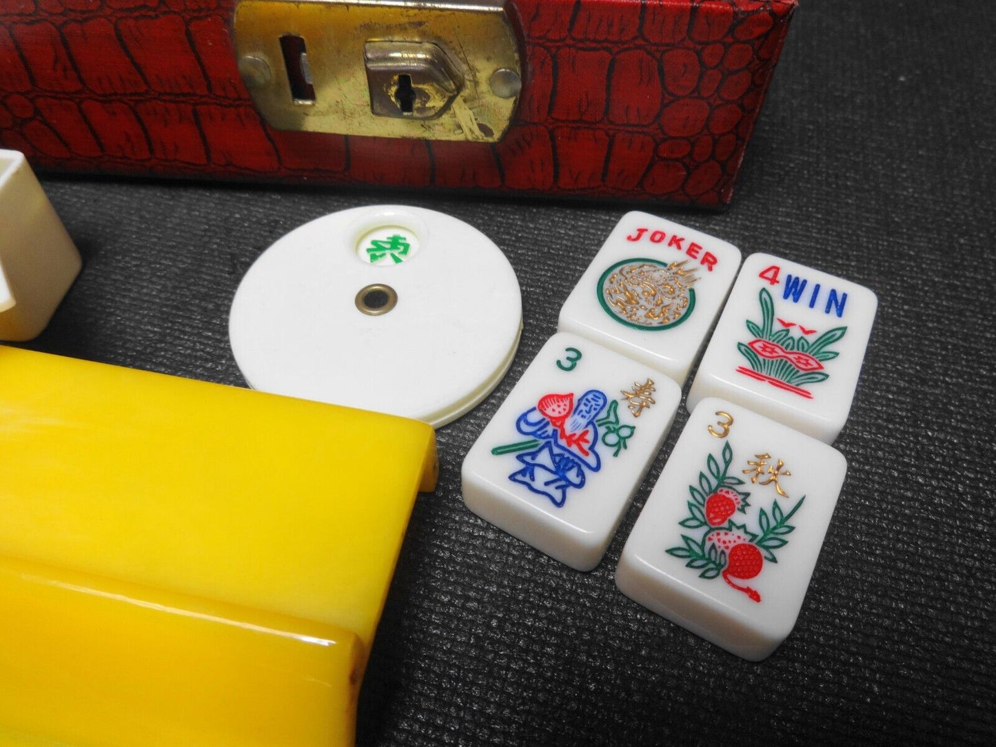 VINTAGE ROYAL BRAND BY CRISLOID BAKELITE MAH JONGG SET WITH 5 BAKELITE RACKS