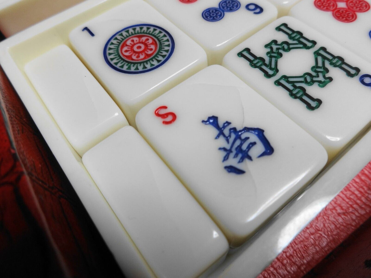 VINTAGE ROYAL BRAND BY CRISLOID BAKELITE MAH JONGG SET WITH 5 BAKELITE RACKS