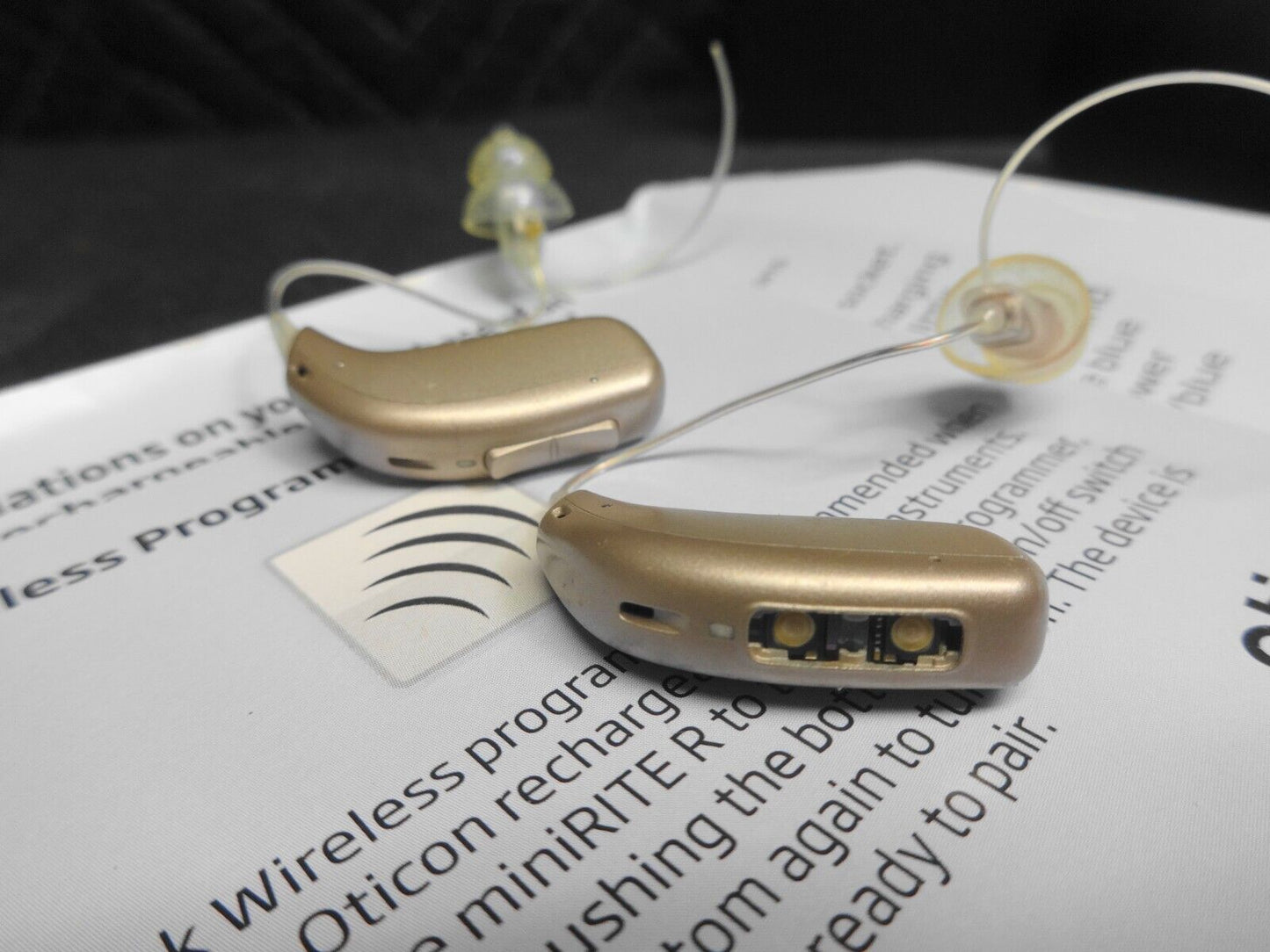 Oticon Ruby 2 Minirite R Charger & Hearing Aids - READ