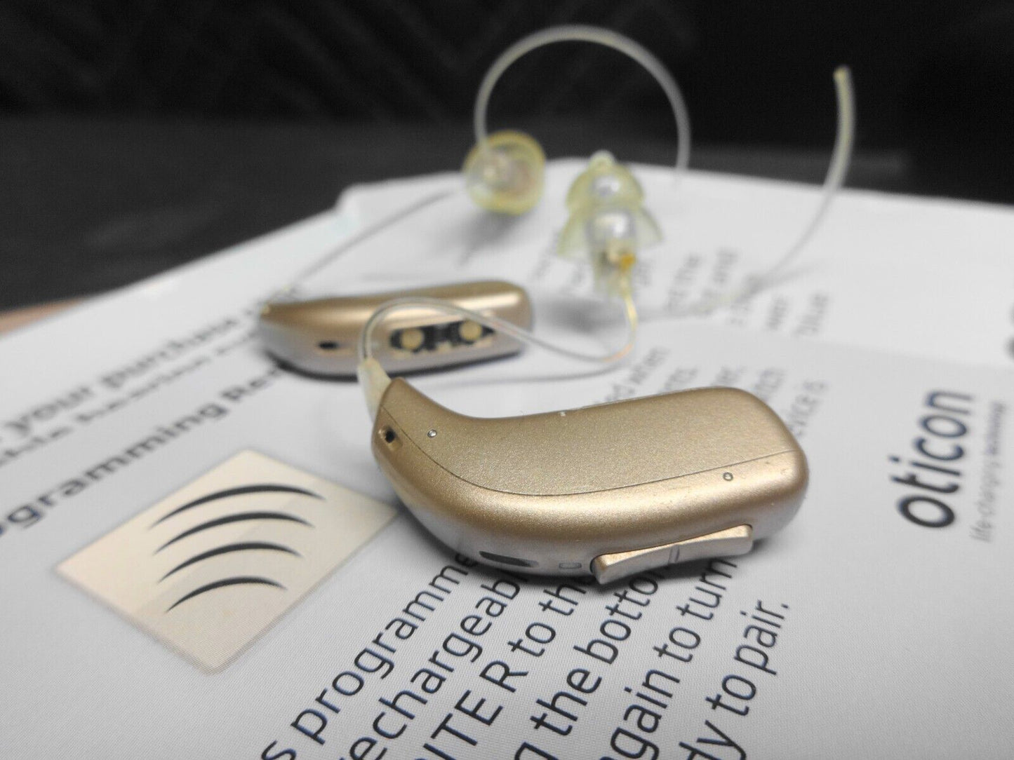 Oticon Ruby 2 Minirite R Charger & Hearing Aids - READ