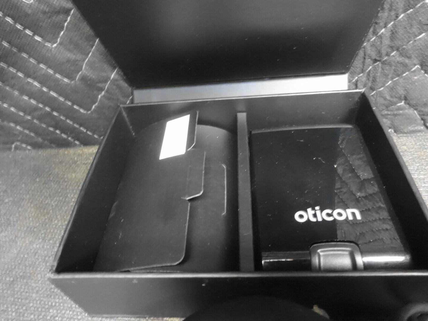 Oticon Ruby 2 Minirite R Charger & Hearing Aids - READ