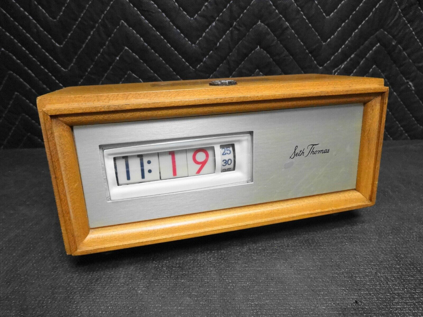 Seth Thomas Vintage Speed Read Flip Clock Maple Wood Model E037-000 - Working