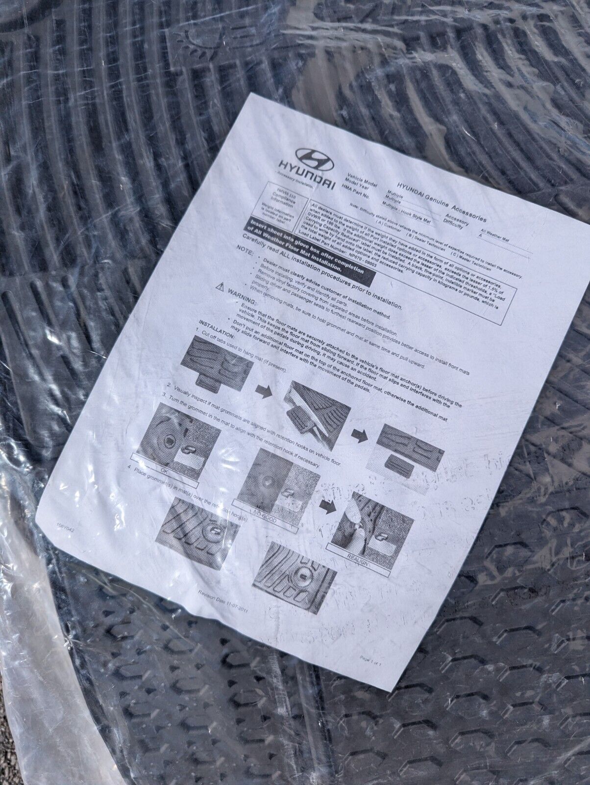 OEM Hyundai Santa Fe 7-passenger 4-piece All Weather Floor Mat Set - B8013-ADU00