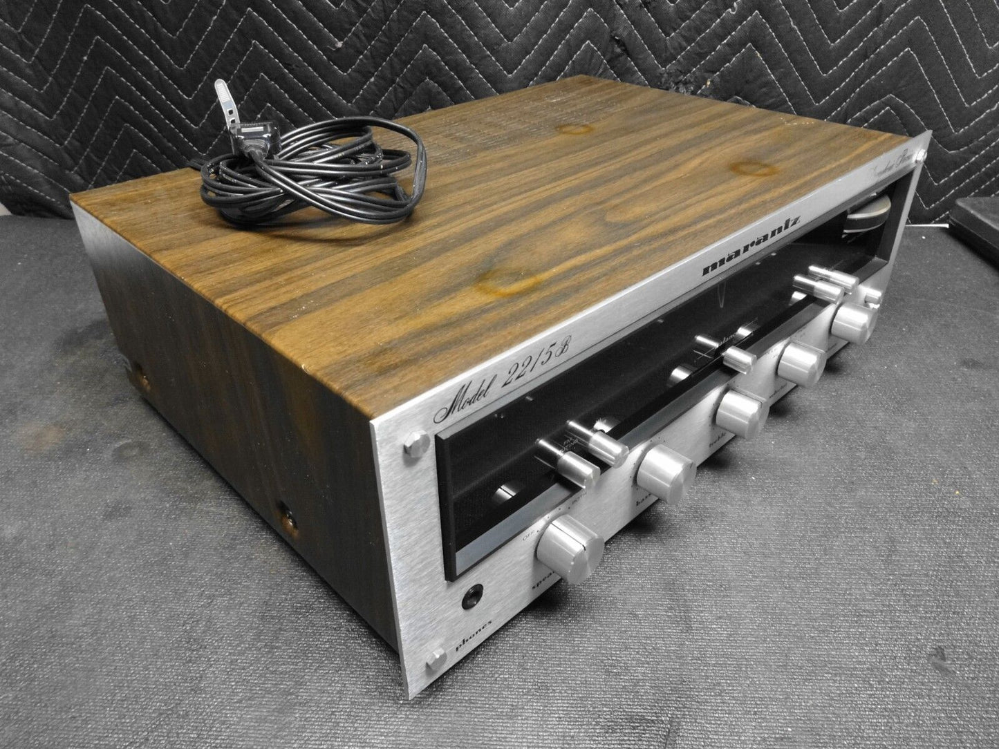 Vintage Marantz 2215B 15W AM/FM Stereo Receiver - 1973 - *SERVICED*