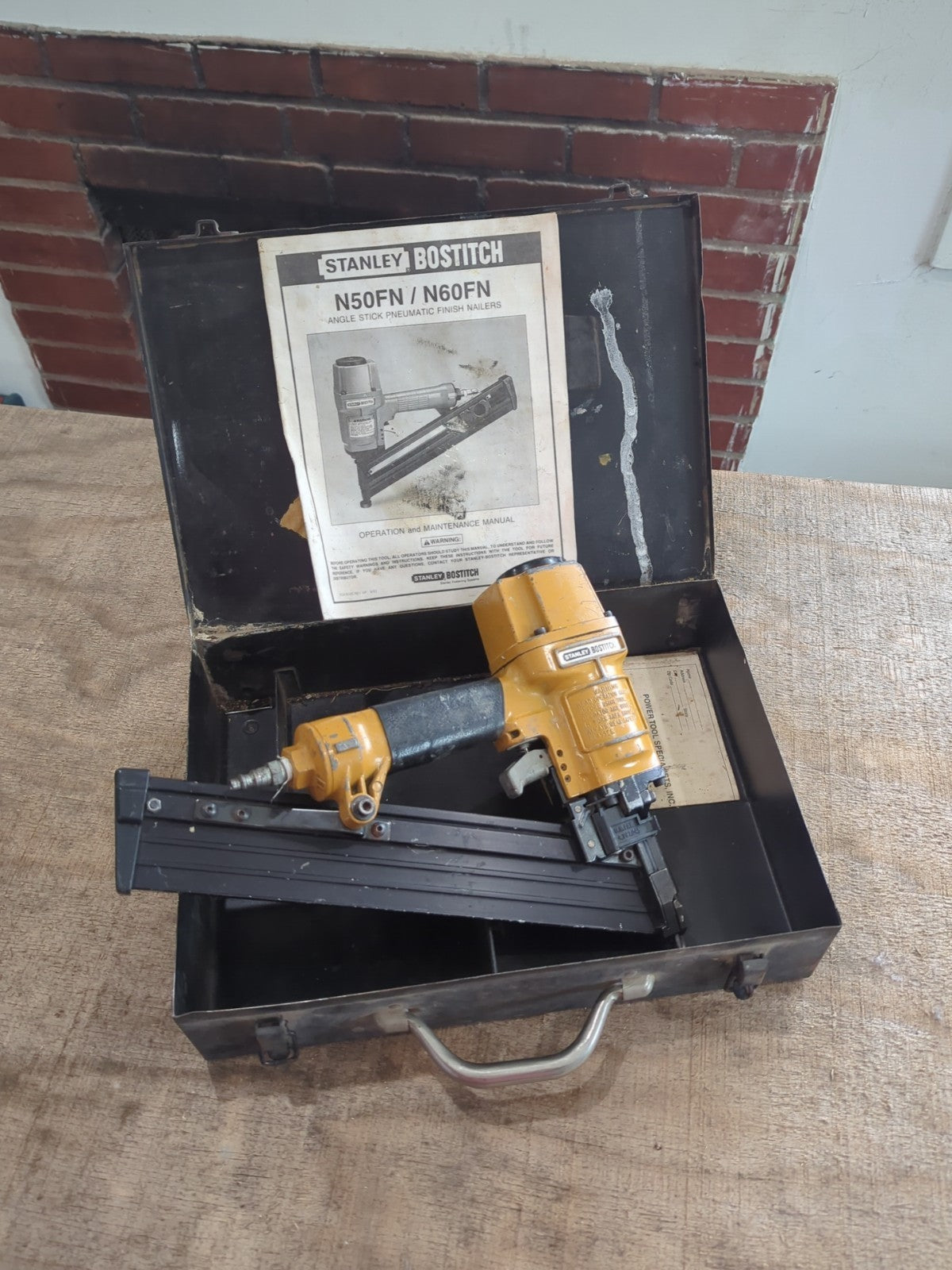 Stanley Bostitch N60FN 15 Gauge Angle Pneumatic W/ Box