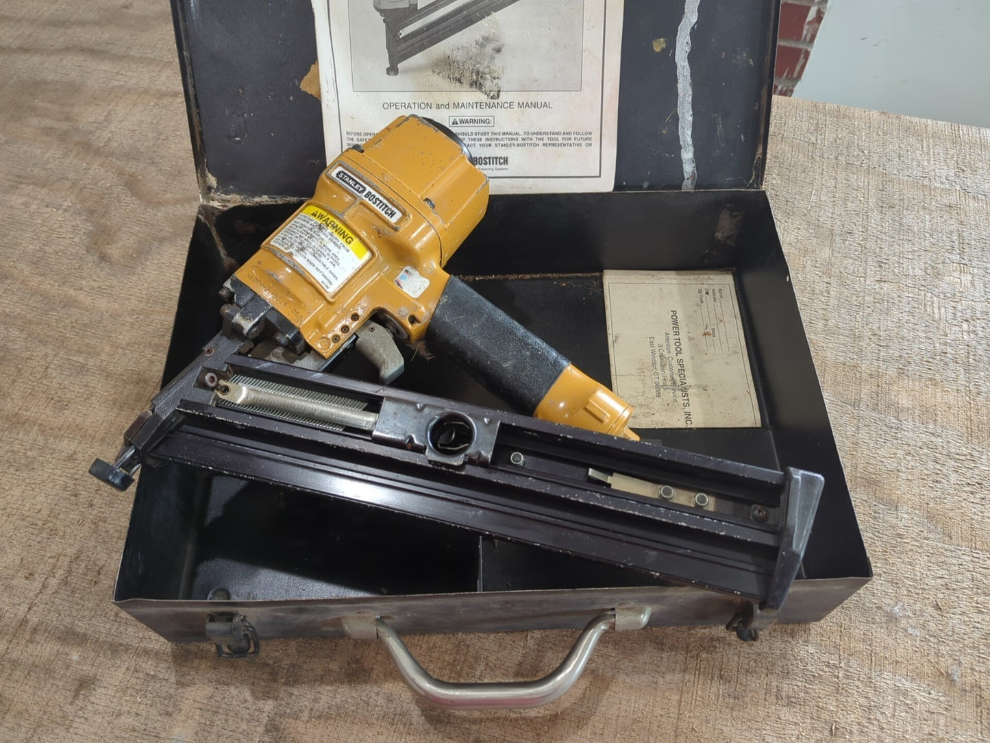Stanley Bostitch N60FN 15 Gauge Angle Pneumatic W/ Box