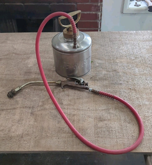 B & G  SPRAYER 1/2 Gallon 9'' wand, 4ft hose, 4 Different Spray Settings.