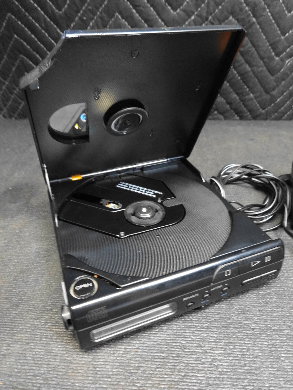 Sony D-T3 Discman Portable CD Player w/ Power Adapter - FM Tuner Works