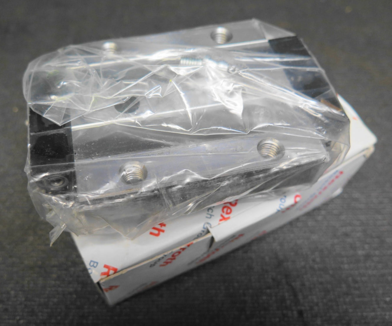 Bosch Rexroth Pre-Greased Runner Block/Ball Rail R165321420