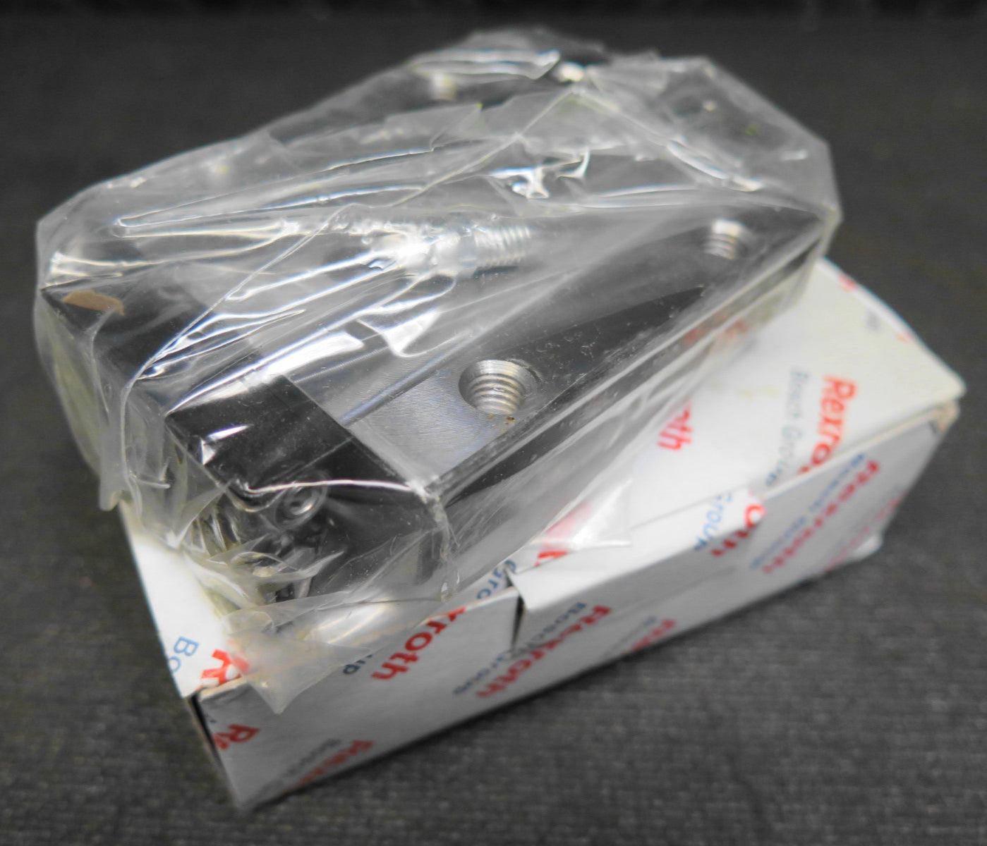 Bosch Rexroth Pre-Greased Runner Block/Ball Rail R165321420