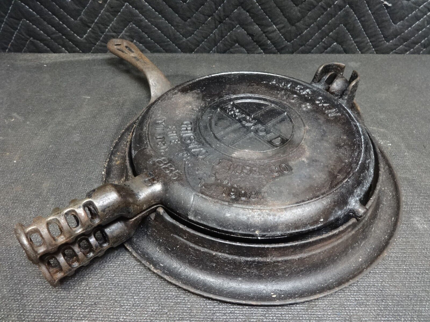 Vintage Griswold American #8 Cast Iron 886 E Low Base Waffle Iron - no handles