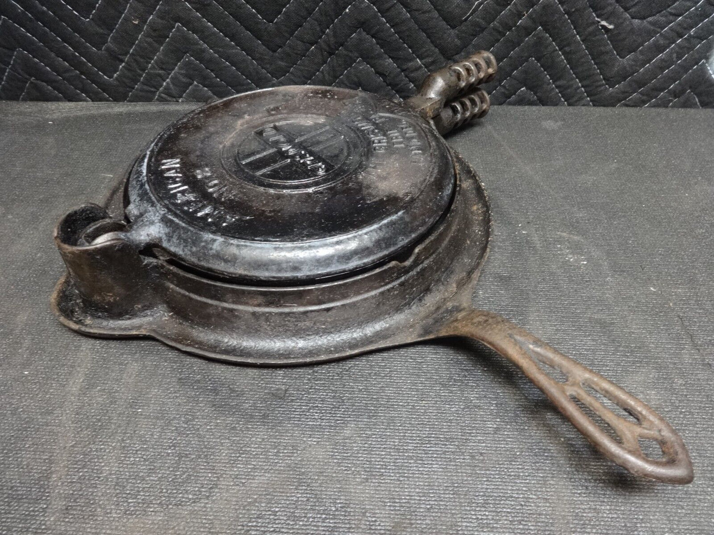 Vintage Griswold American #8 Cast Iron 886 E Low Base Waffle Iron - no handles