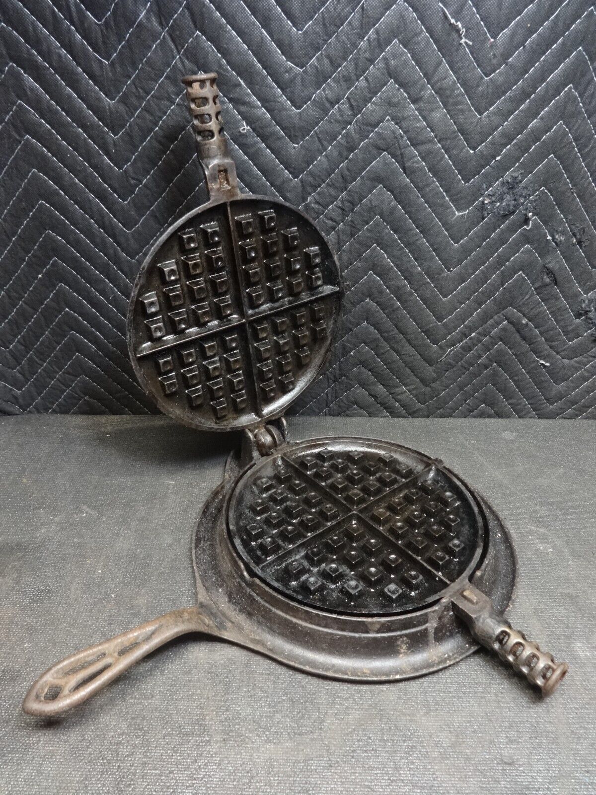 Vintage Griswold American #8 Cast Iron 886 E Low Base Waffle Iron - no handles