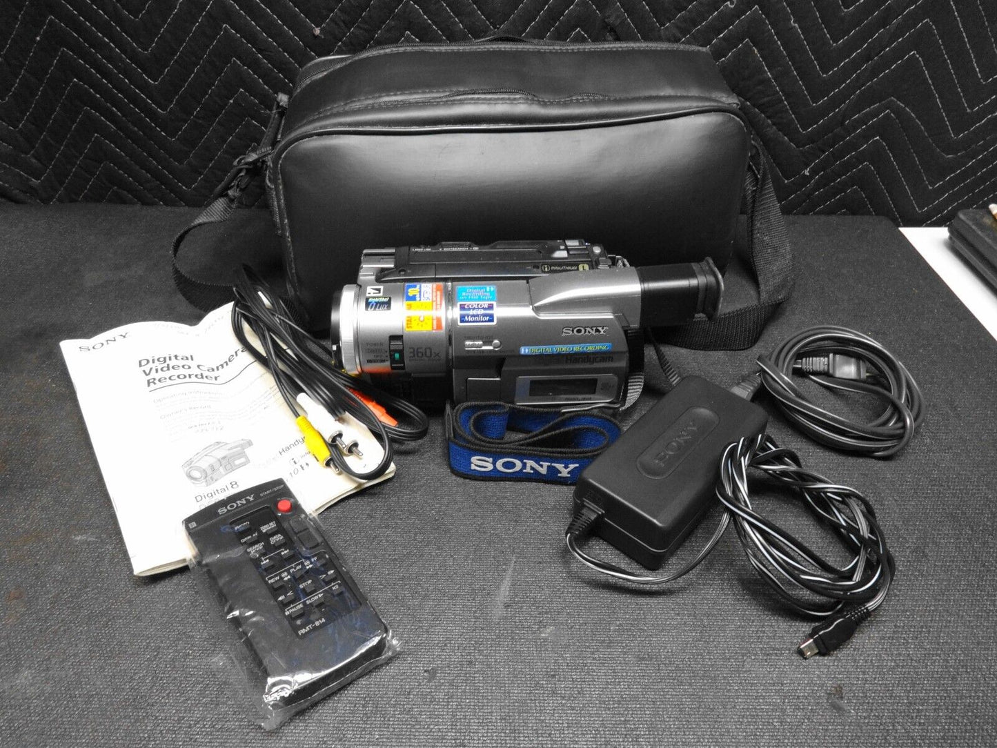 Sony DCR-TRV103 Digital8 8mm Hi8 Video Camcorder w/ Remote - Nightshot - *READ*