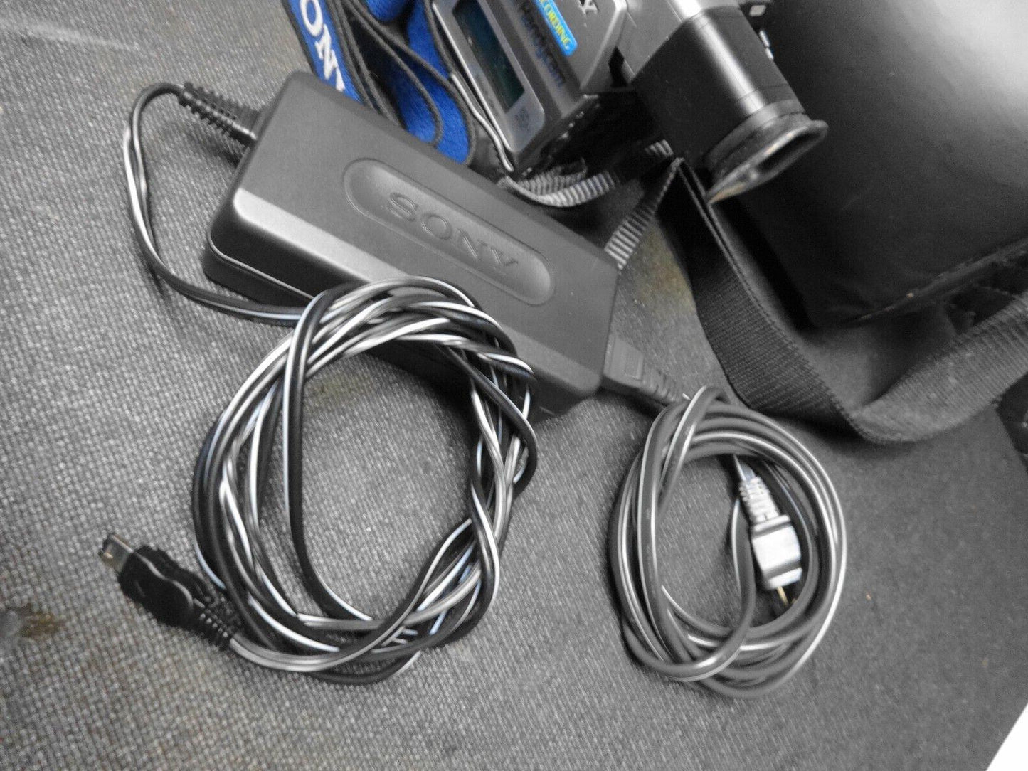 Sony DCR-TRV103 Digital8 8mm Hi8 Video Camcorder w/ Remote - Nightshot - *READ*