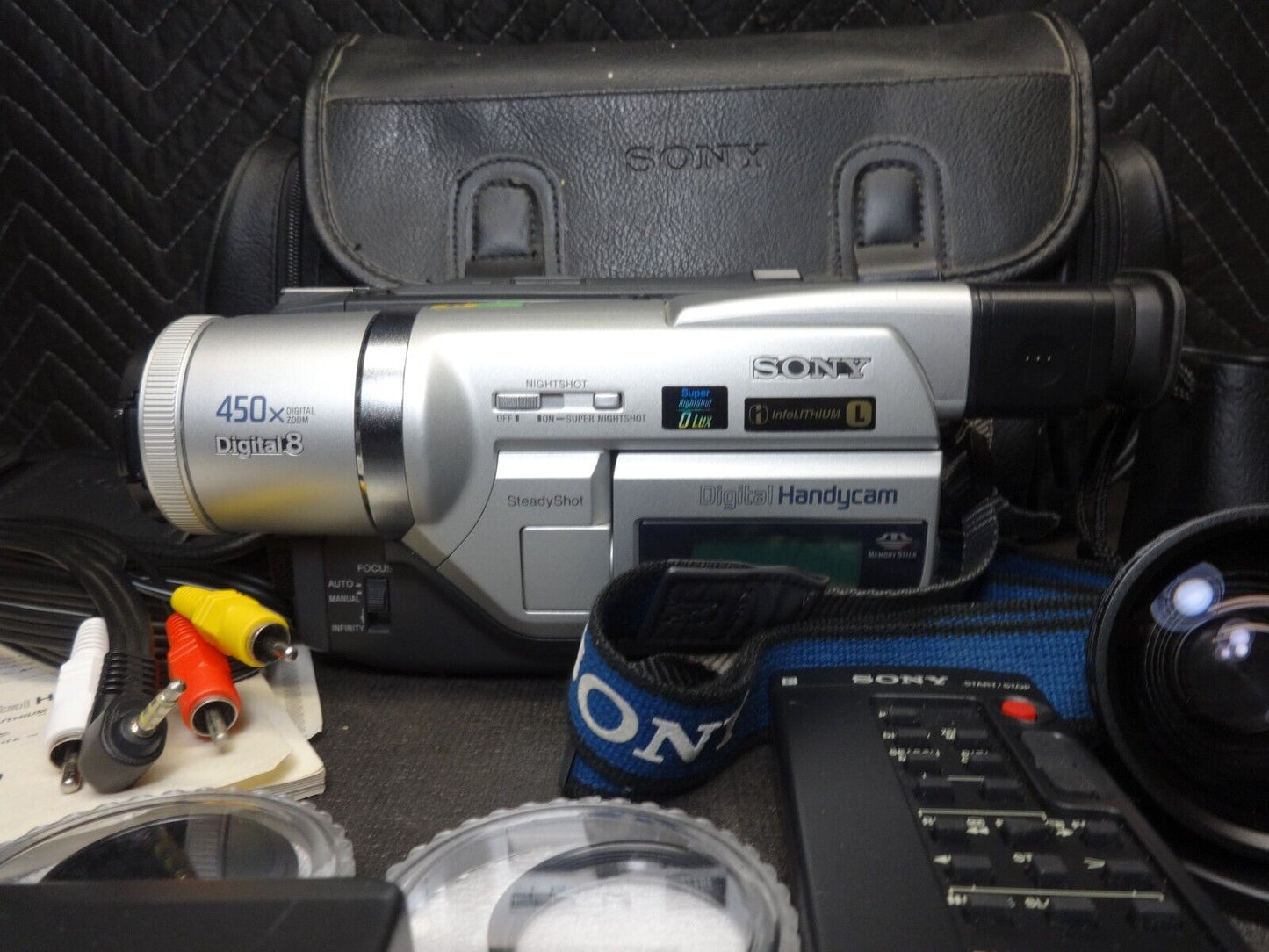 Sony Handycam DCR-TRV320 Camcorder Nightshot w/ Manual, Cables, Bag, Charger