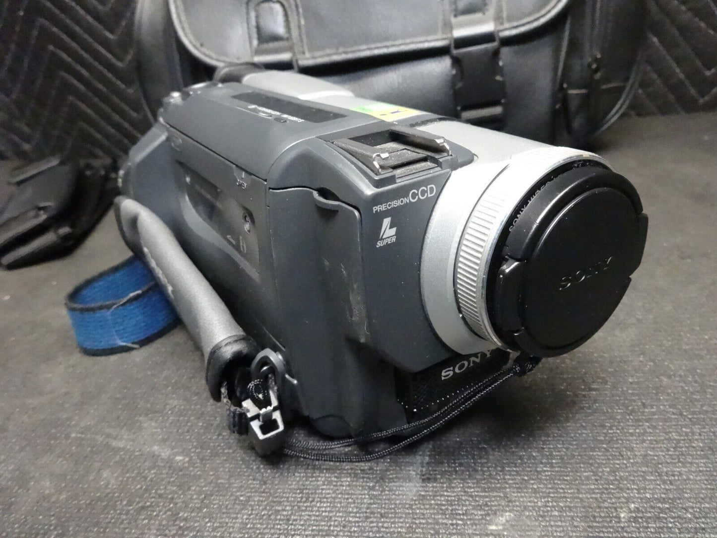 Sony Handycam DCR-TRV320 Camcorder Nightshot w/ Manual, Cables, Bag, Charger