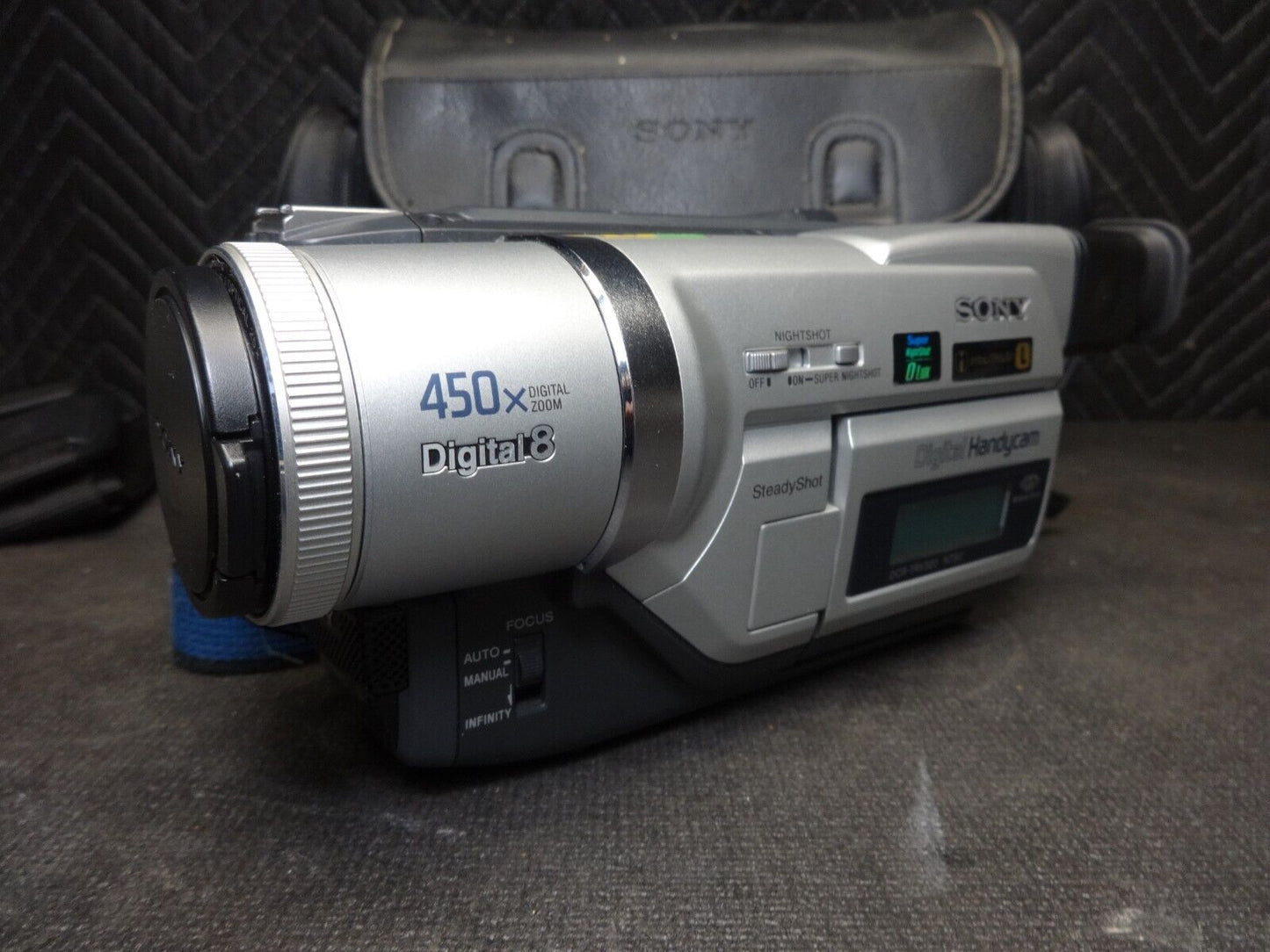 Sony Handycam DCR-TRV320 Camcorder Nightshot w/ Manual, Cables, Bag, Charger