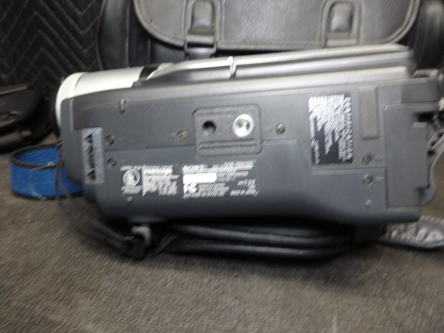 Sony Handycam DCR-TRV320 Camcorder Nightshot w/ Manual, Cables, Bag, Charger