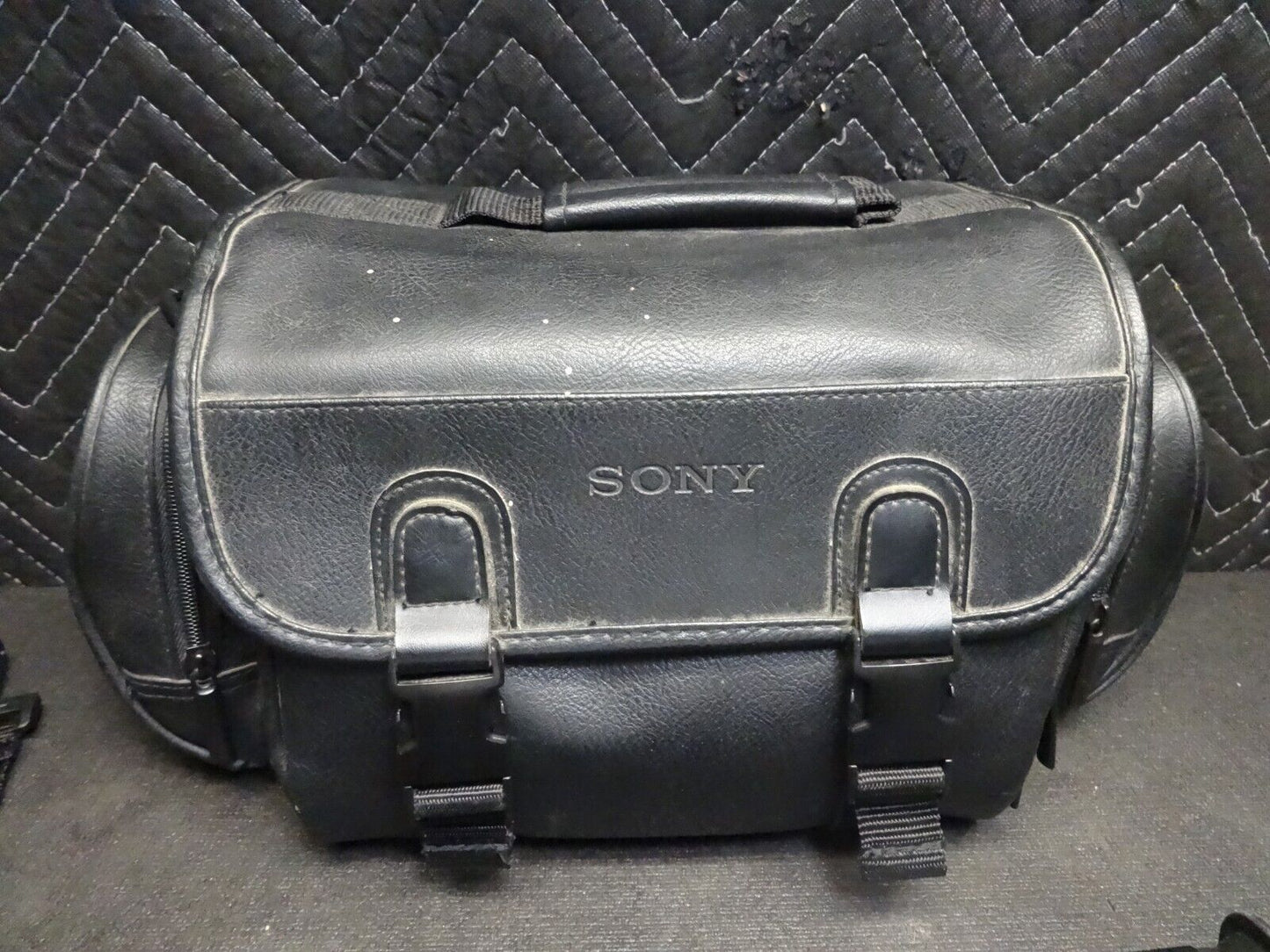 Sony Handycam DCR-TRV320 Camcorder Nightshot w/ Manual, Cables, Bag, Charger