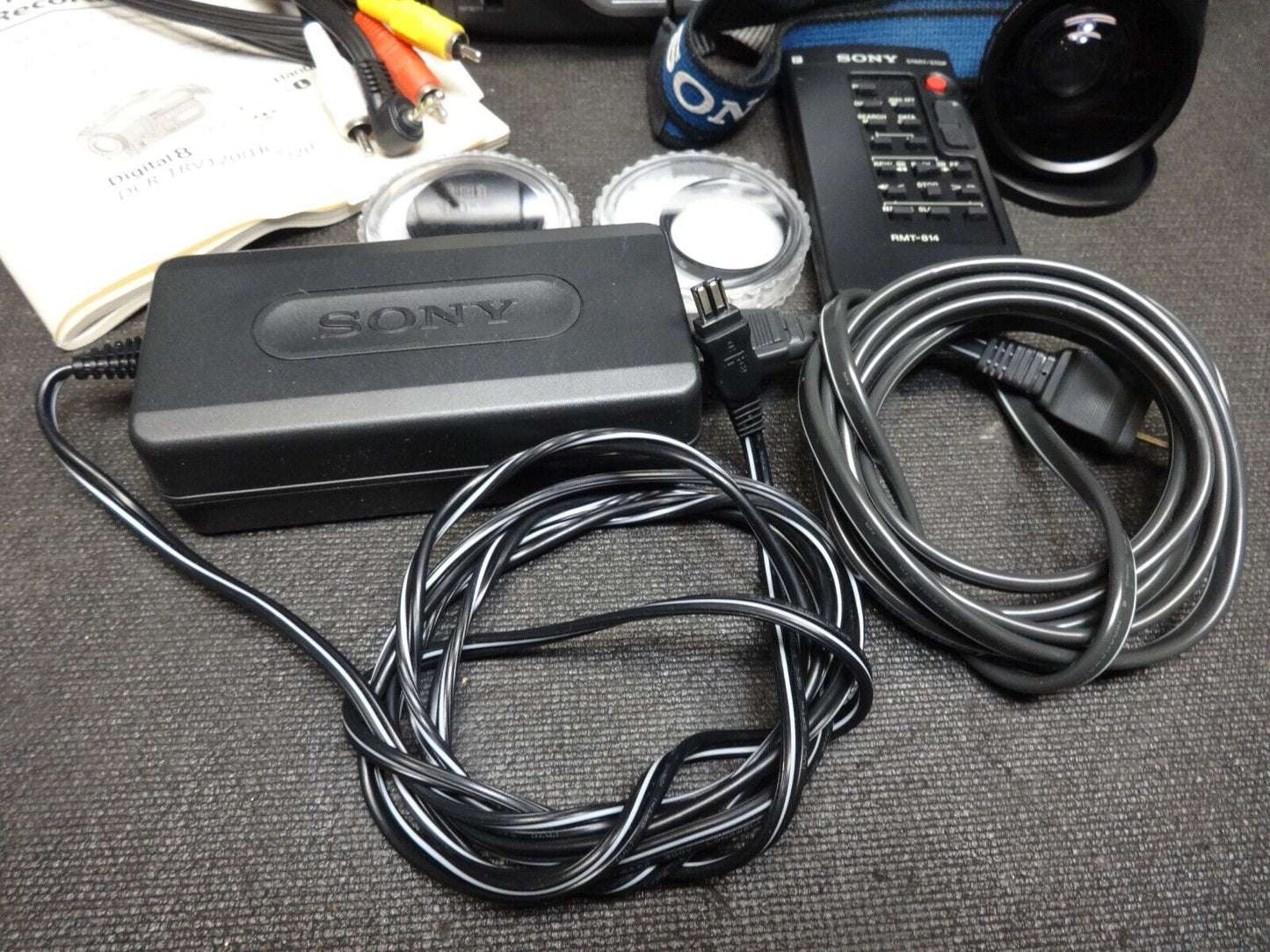 Sony Handycam DCR-TRV320 Camcorder Nightshot w/ Manual, Cables, Bag, Charger