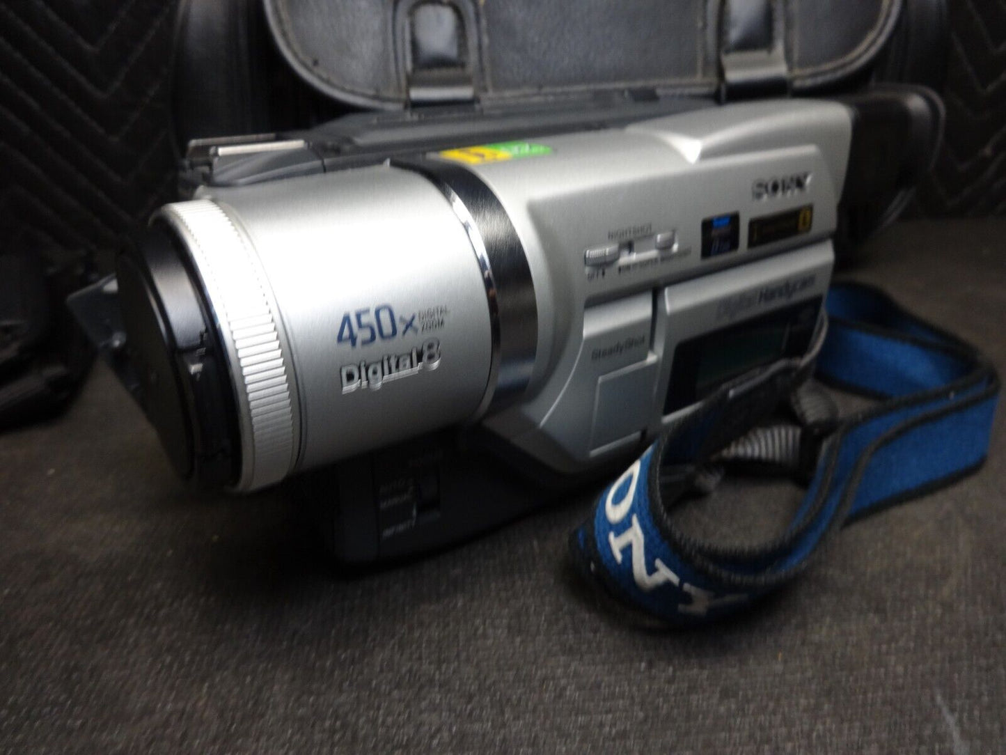 Sony Handycam DCR-TRV320 Camcorder Nightshot w/ Manual, Cables, Bag, Charger