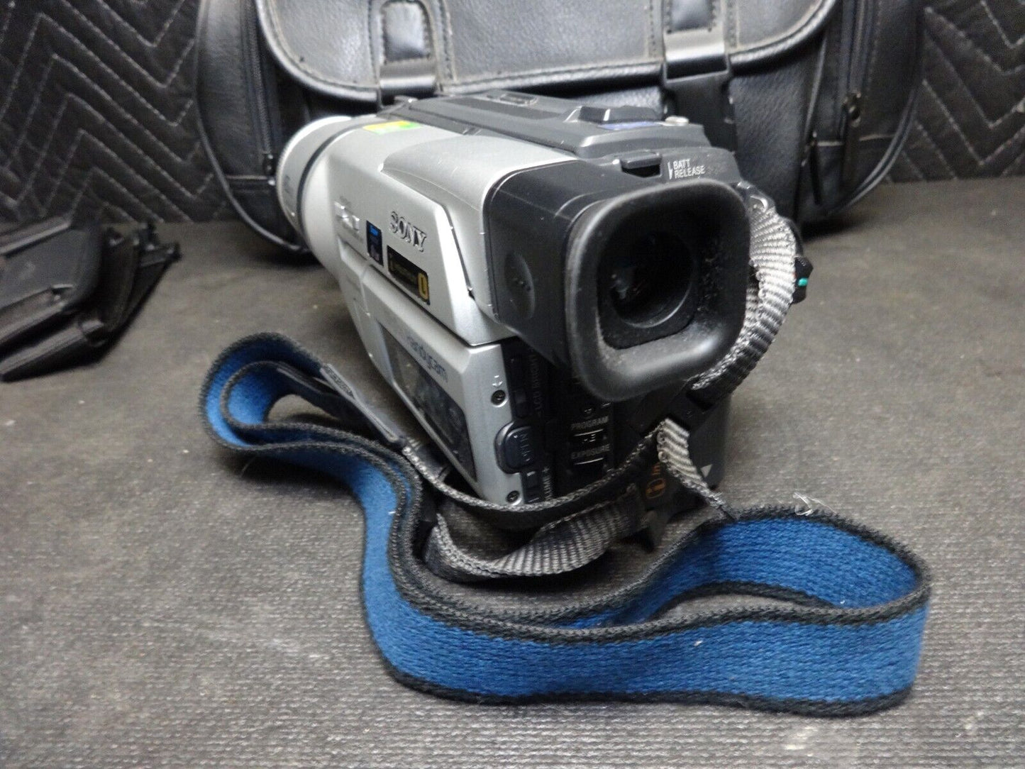 Sony Handycam DCR-TRV320 Camcorder Nightshot w/ Manual, Cables, Bag, Charger