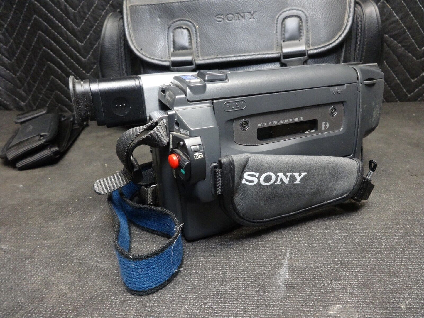 Sony Handycam DCR-TRV320 Camcorder Nightshot w/ Manual, Cables, Bag, Charger