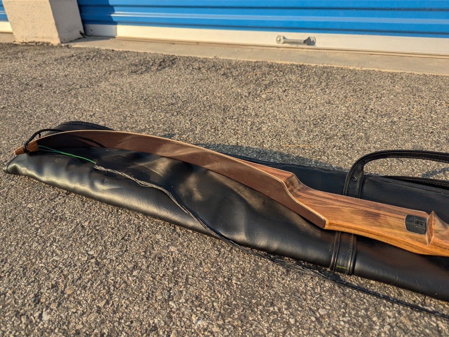 Bear Kodiak Hunter RH Recurve Bow 50# AMO-60" w/ Case