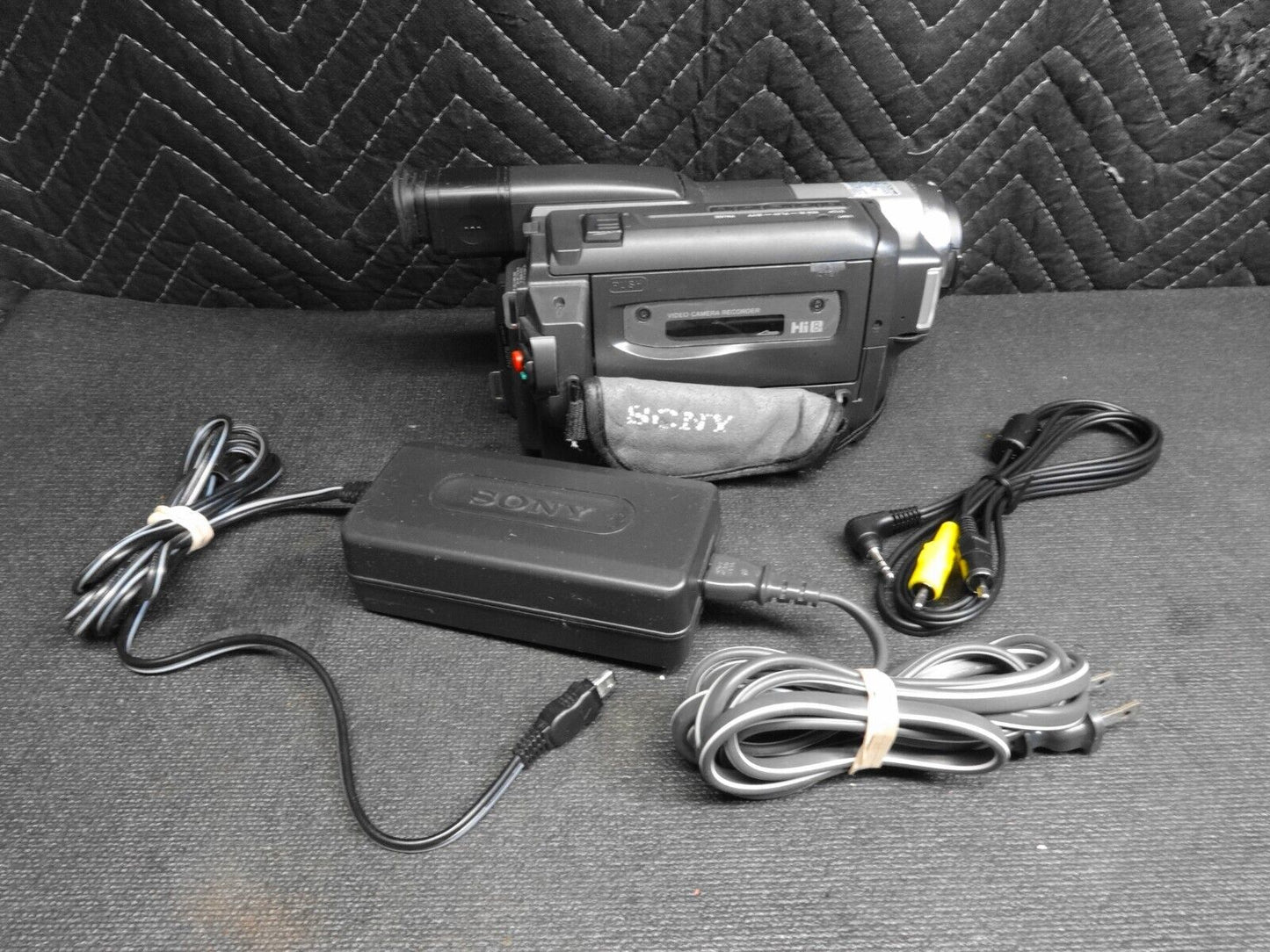 Sony Handycam CCD-TRV68 Vision Video Hi8 Camcorder w/ Power & AV Cables