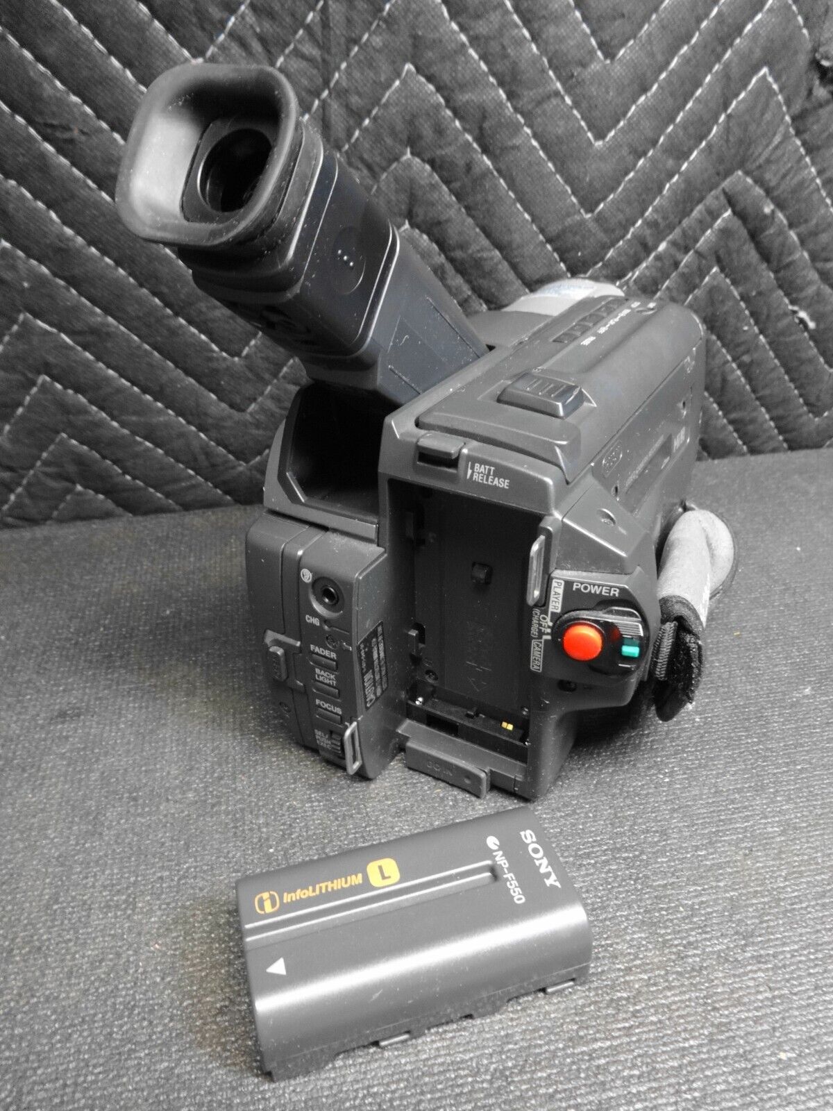 Sony Handycam CCD-TRV68 Vision Video Hi8 Camcorder w/ Power & AV Cables