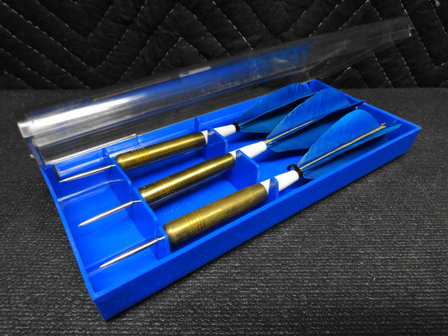 RARE VINTAGE 1970's KWIZ DARTS SET IN CASE - 24 GMS