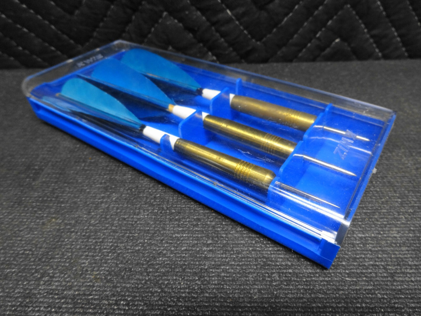 RARE VINTAGE 1970's KWIZ DARTS SET IN CASE - 24 GMS