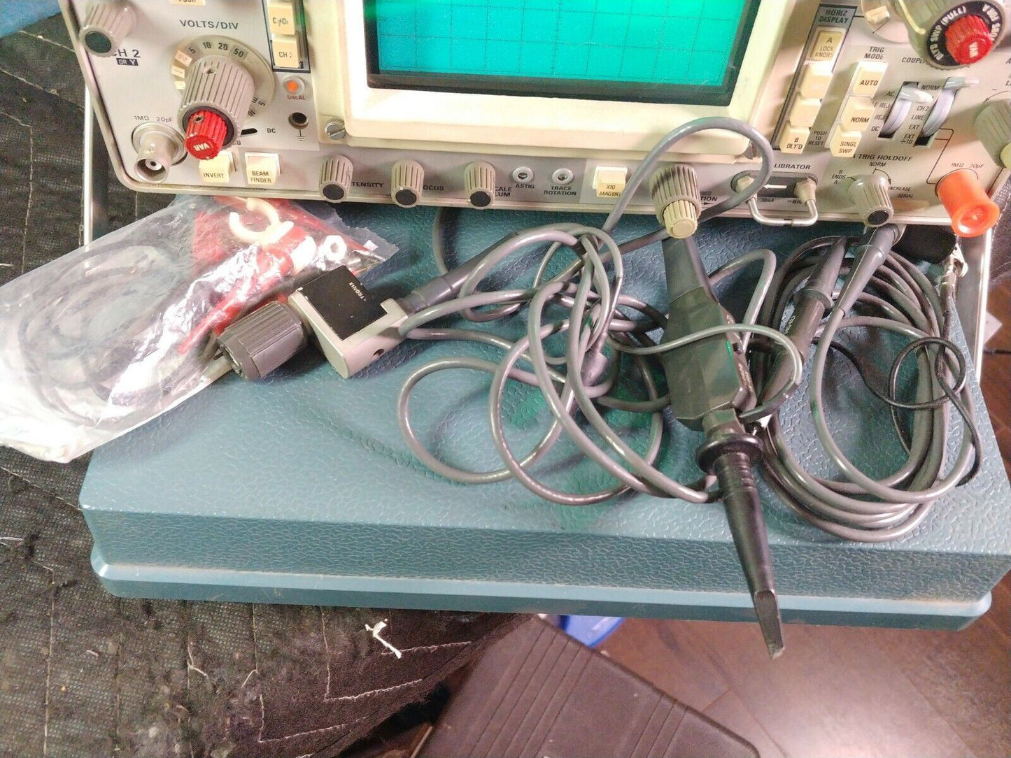 Tektronix 465 100 MHz, Dual-channel Oscilloscope w/ Probes and Manual