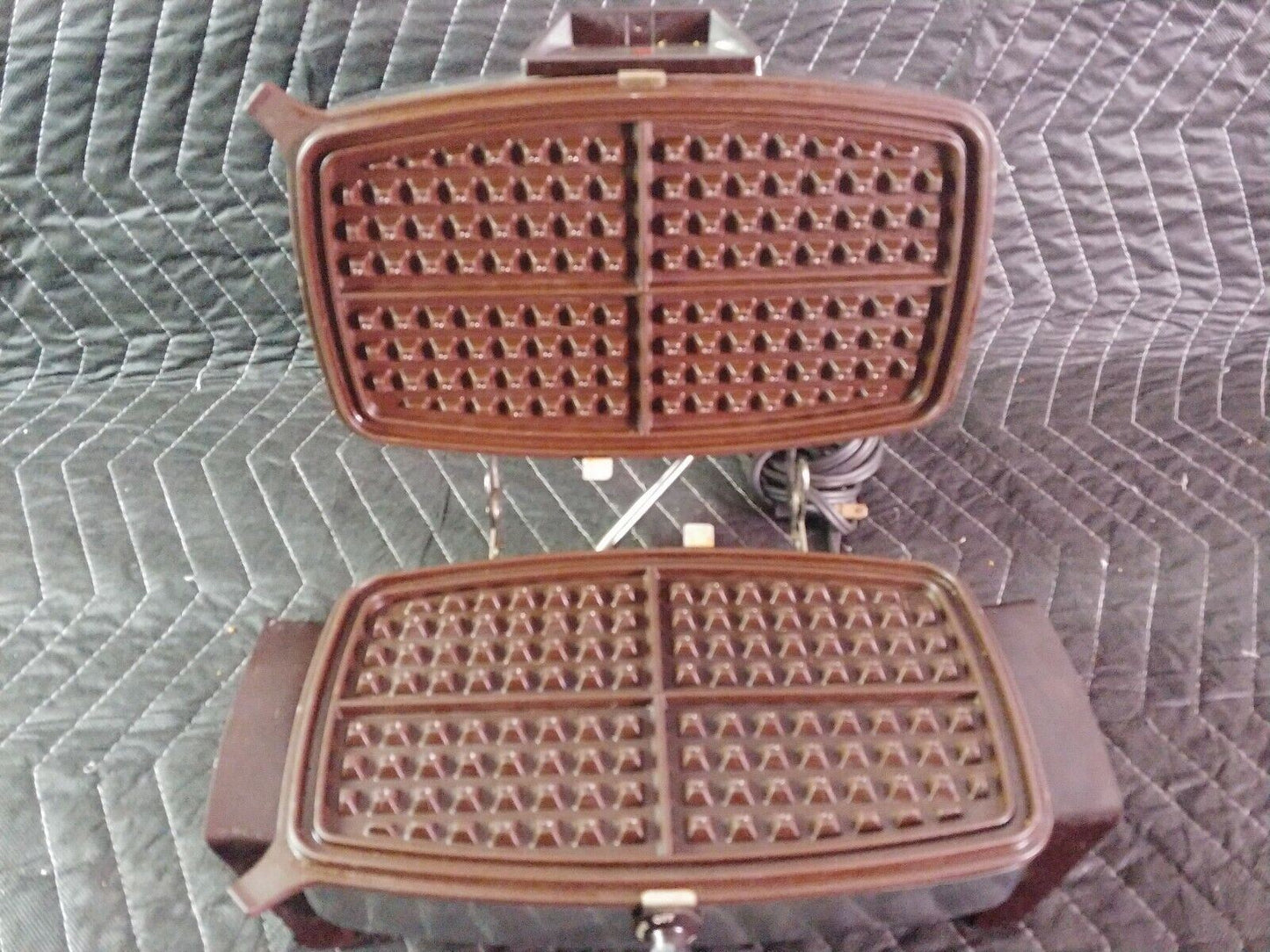 Vintage Toastmaster Model W257 120V - Waffle & Sandwich Press