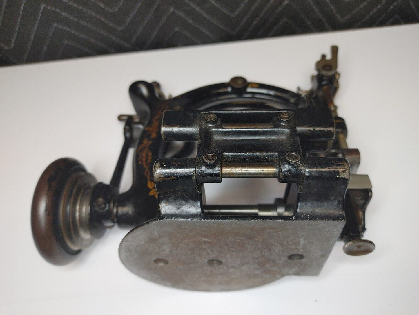 RARE ANTIQUE WILLCOX & GIBBS HAT MAKING SEWING MACHINE IN ORIGINAL CONDITION