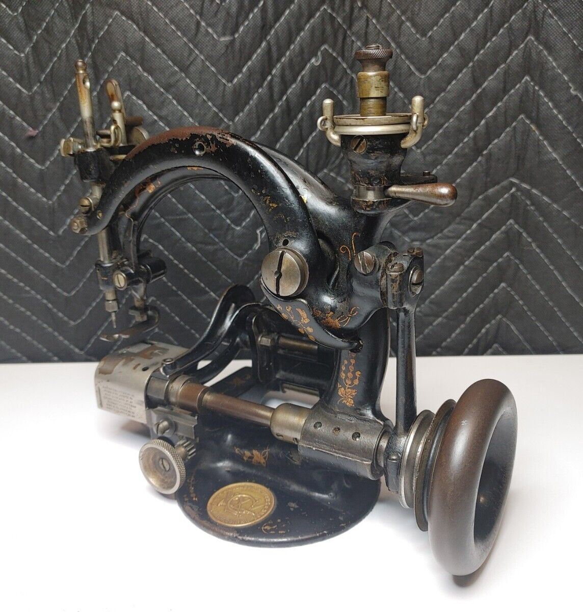 RARE ANTIQUE WILLCOX & GIBBS HAT MAKING SEWING MACHINE IN ORIGINAL CONDITION
