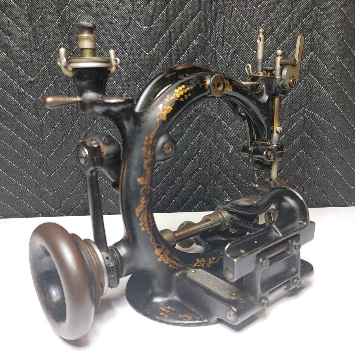 RARE ANTIQUE WILLCOX & GIBBS HAT MAKING SEWING MACHINE IN ORIGINAL CONDITION