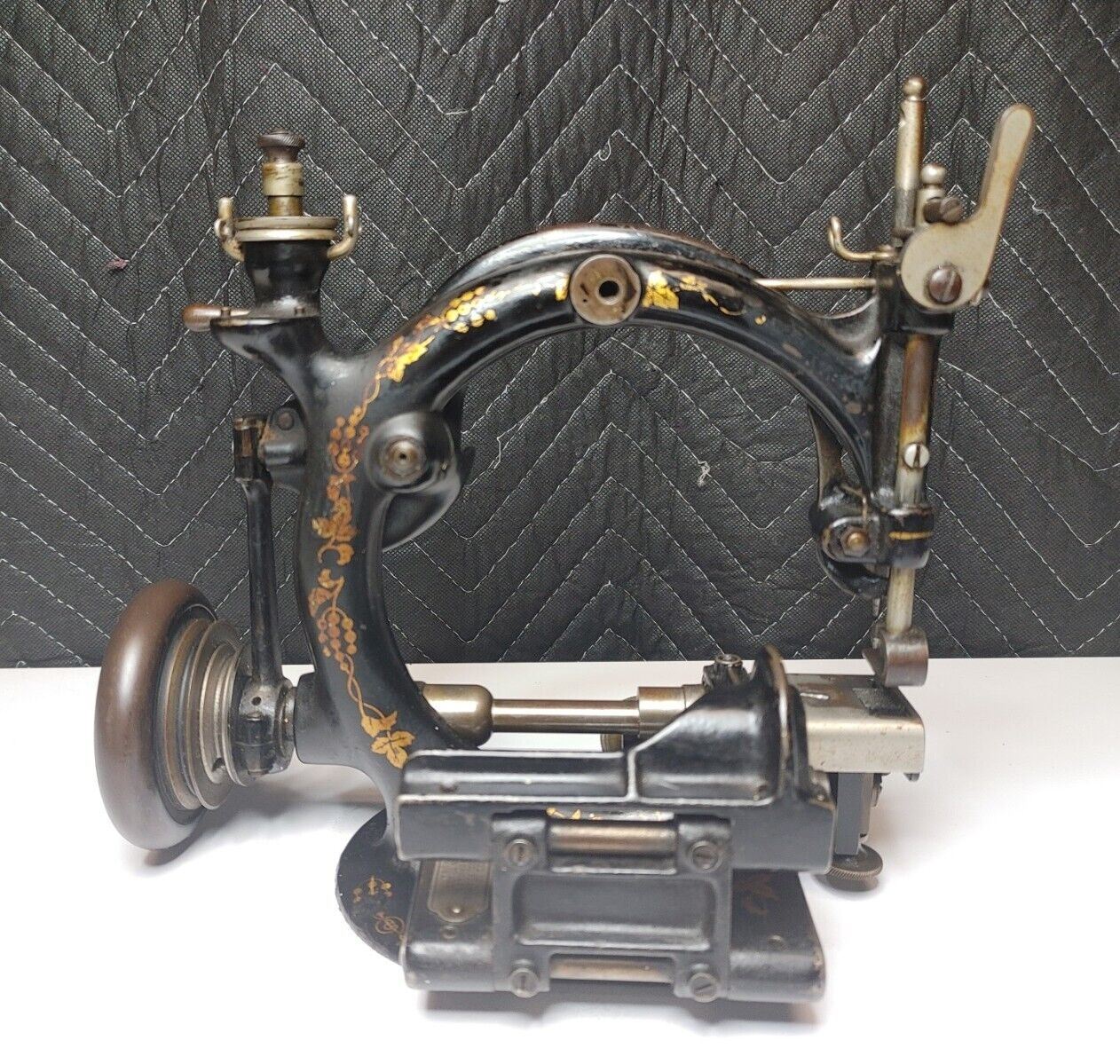 RARE ANTIQUE WILLCOX & GIBBS HAT MAKING SEWING MACHINE IN ORIGINAL CONDITION