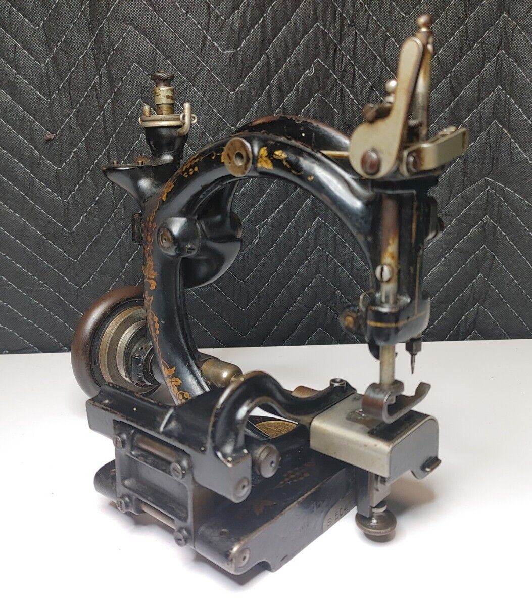 RARE ANTIQUE WILLCOX & GIBBS HAT MAKING SEWING MACHINE IN ORIGINAL CONDITION