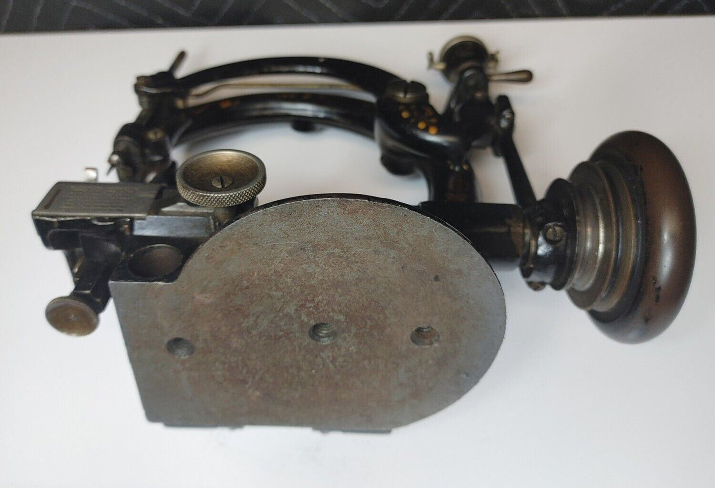 RARE ANTIQUE WILLCOX & GIBBS HAT MAKING SEWING MACHINE IN ORIGINAL CONDITION