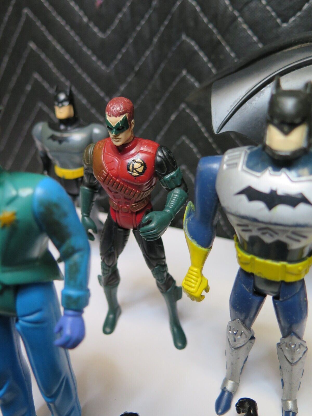 Lot - 16 DC Universe Action Figures - Batman Robin Joker Nightwing & Parts