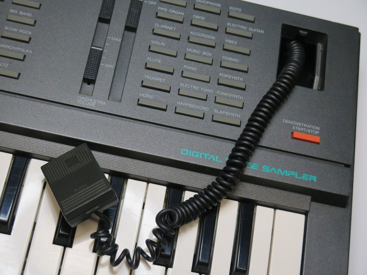 Yamaha PortaSound VSS-100 Keyboard with Digital Voice Sampler